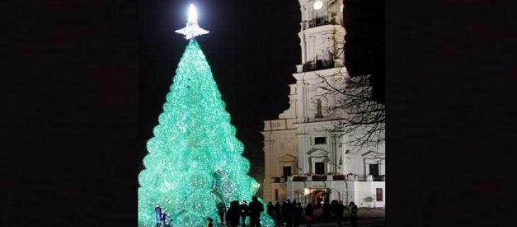 A Mosca l'albero di Natale fatto con bottiglie di plastica