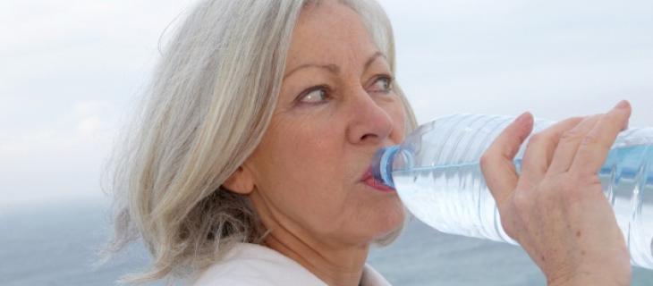 L'acqua minerale è un valido aiuto per le donne in menopausa