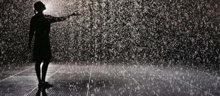 Arriva la "Rain Room" per vivere (sorpresi) l'esperienza della pioggia