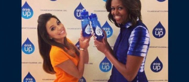 "Drink up", la campagna di Michelle Obama per bere di più e meglio
