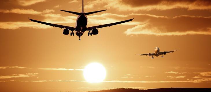 Il carbon offsetting nell’aviazione: benefici e criticità