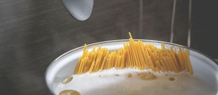 Cottura passiva: i vantaggi di cuocere la pasta a fuoco spento