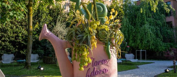 “Flora adora exhibition”: la mostra che celebra l’importanza degli impollinatori 