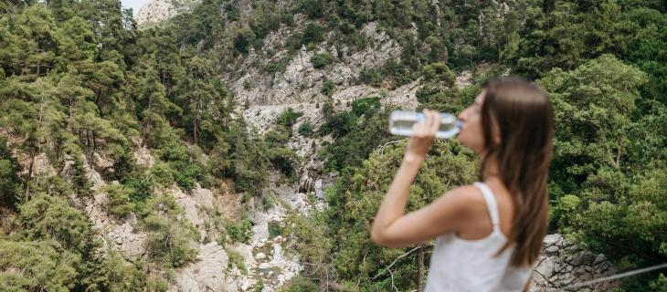 Bere acqua in montagna: cosa cambia quando ci idratiamo ad alta quota