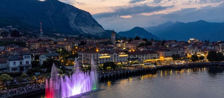 Sul Lago Maggiore le fontane luminose illuminano l’estate