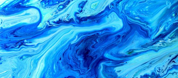 Acqua e creatività: il design liquido che ispira moda e architettura