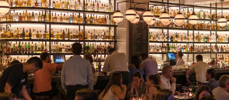 L’aperitivo è un must per oltre 4 italiani su 10: ecco la top 10 degli argomenti più chiacchierati