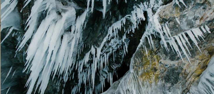 Le sculture di ghiaccio della natura: il fascino delle stalattiti