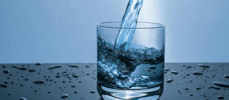 L’energia invisibile dietro un bicchiere d’acqua: come la sostenibilità idrica contribuisce al risparmio energetico