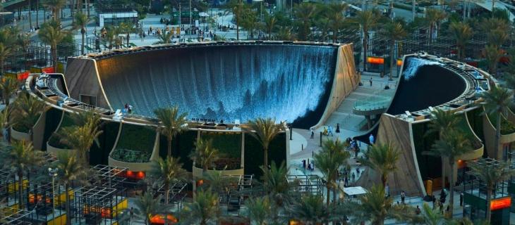 Expo Dubai: le cascate di acqua e luci incantano i visitatori