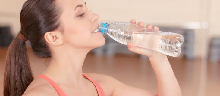 Bere acqua aiuta a combattere il dolore fisico