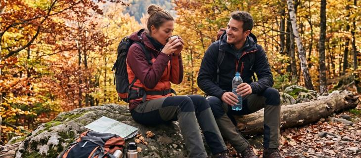 Trekking d'autunno la guida all'idratazione per le camminate del foliage
