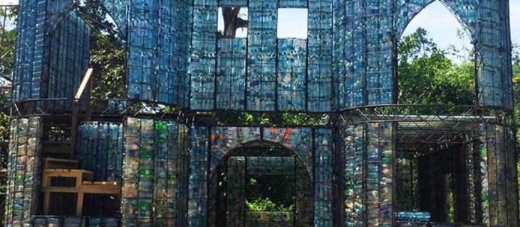 A Panama il primo villaggio al mondo costruito con un milione di bottiglie di plastica_alt tag A Panama il primo villaggio al mondo costruito con un milione di bottiglie di plastica_alt tag