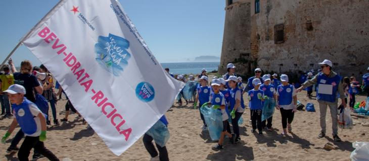 “A scuola di Acqua”, i bambini delle scuole di Palermo scoprono l’importanza di ripulire le spiagge - In a Bottle