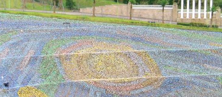 A Taiwan un mosaico da Guinness fatto con 4 milioni di bottiglie di plastica_alt tag