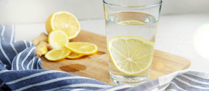 I benefici derivanti dal bere acqua e limone