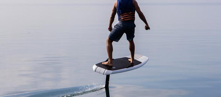 Volare sull’acqua? È possibile grazie ai surf elettrici - In a Bottle Volare sull’acqua? È possibile grazie ai surf elettrici - In a Bottle