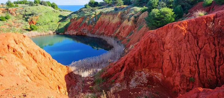 Lago di Bauxite in Salento: lo spettacolo del lago rosso di Otranto