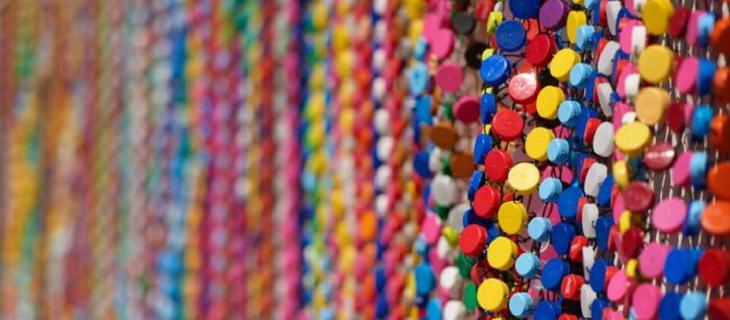 Alison McDonald, l’artista che trasforma la plastica in arte – In a Bottle