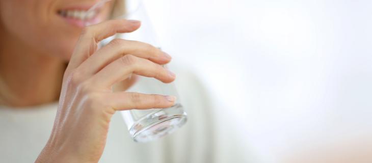 I benefici di bere acqua appena svegli, a stomaco vuoto per “lavare via” le tossine