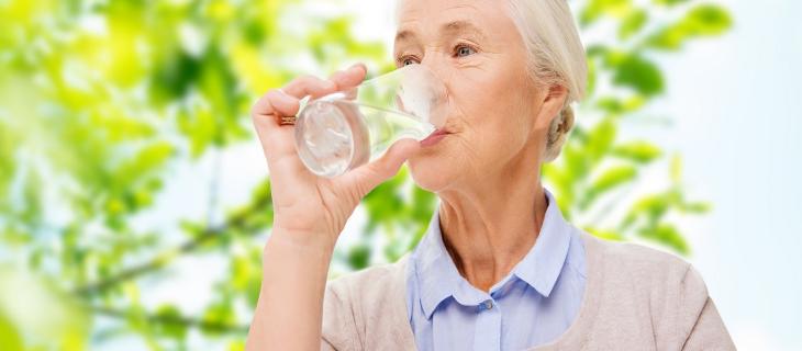 Bere acqua migliora la salute mentale degli anziani Bere acqua migliora la salute mentale degli anziani