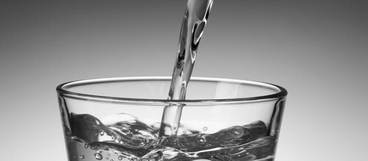 Bere acqua per aumentare la velocità del cervello Bere acqua per aumentare la velocità del cervello