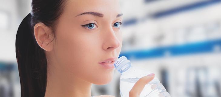L’importanza di bere acqua per combattere la cistite: i benefici