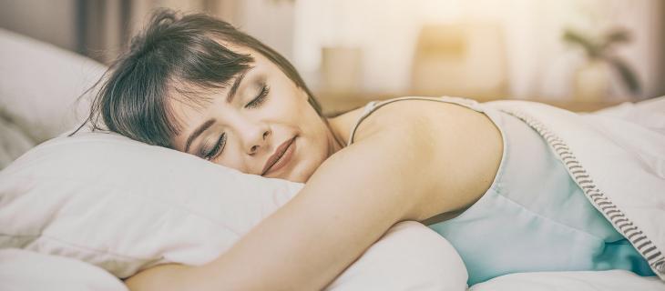 Bere acqua prima di andare a letto? Fa bene. Ecco perché