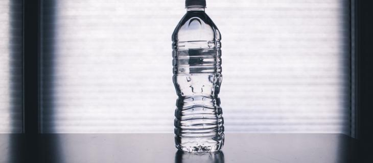 Bottle flip challenge, il gioco con le bottiglie di plastica