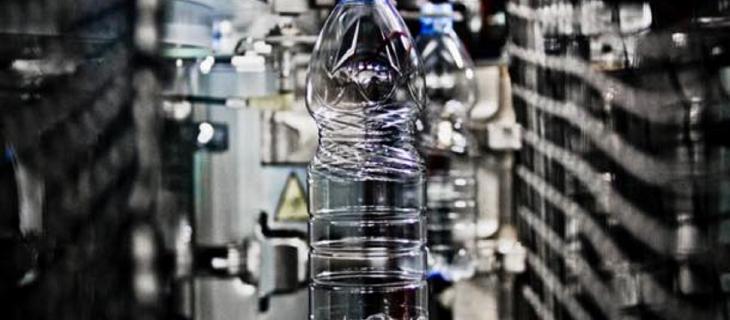 Bottiglie d'acqua in PET: dimezzato il peso medio Bottiglie d'acqua in PET: dimezzato il peso medio