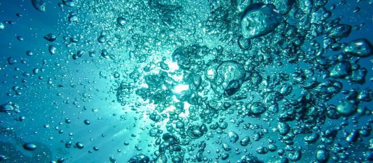 Come estrarre idrogeno e litio dall’acqua di mare