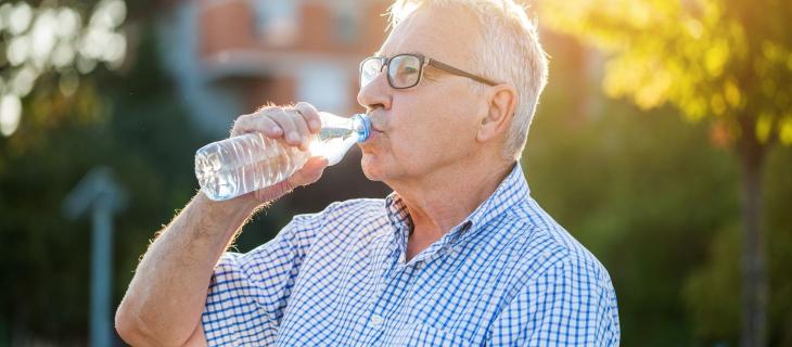 Come prevenire la disidratazione negli anziani - In a Bottle