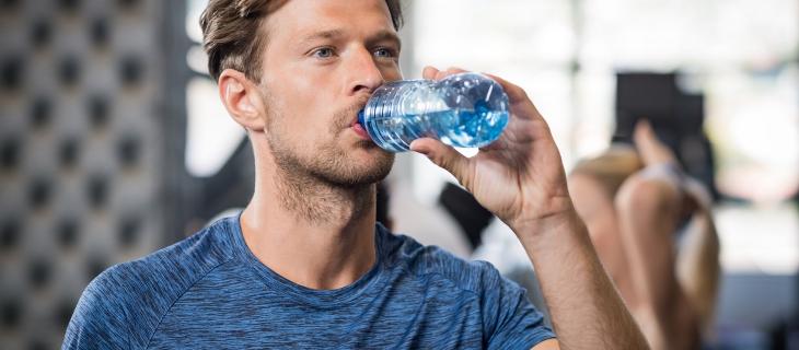 Cosa succede quando gli atleti bevono acqua fredda 