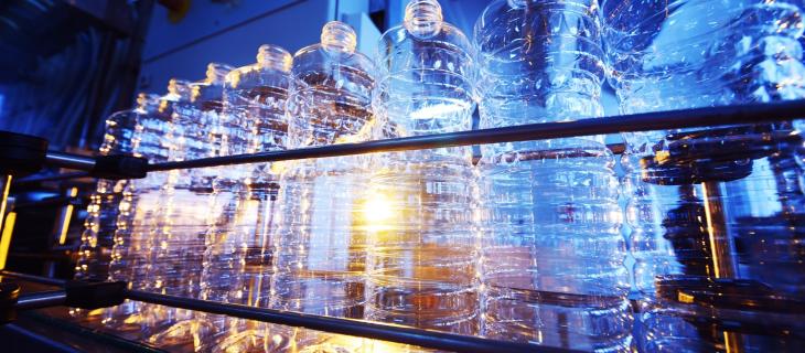 Crysalis, la macchina che trasforma rifiuti di plastica in benzina – In a Bottle
