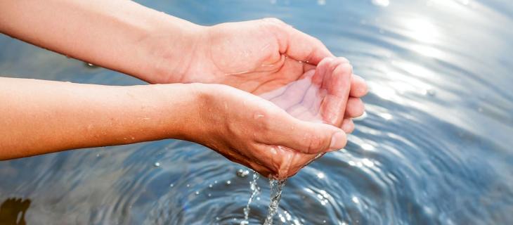“Dona acqua, salva una vita”: la campagna di Oxfam per garantire acqua pulita