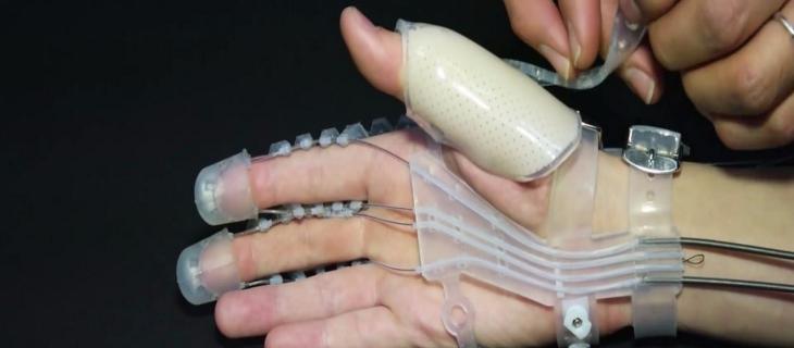 Exo-Glove Poly, guanto robotico per degenti e invalidi Exo-Glove Poly, guanto robotico per degenti e invalidi