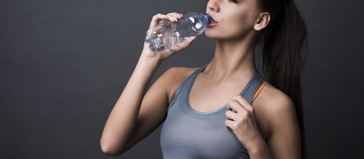 I 5 segnali con cui il tuo corpo ti invita a bere più acqua alt_tag