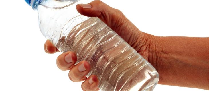 Il ciclo di vita di una bottiglia di plastica alt_tag