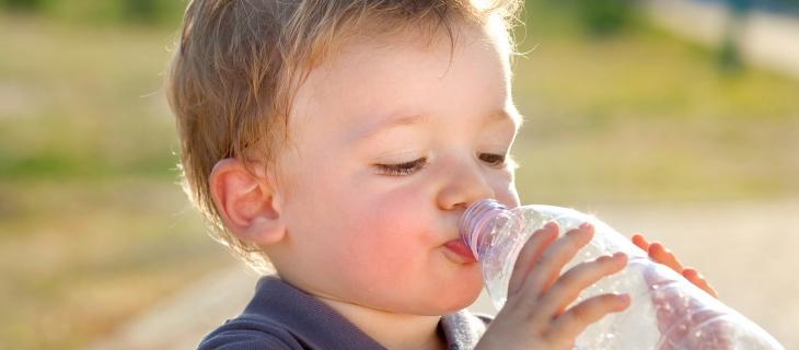 Boom dell'acqua in bottiglia per bambini: + 7% l'anno alt_tag Boom dell'acqua in bottiglia per bambini: + 7% l'anno alt_tag