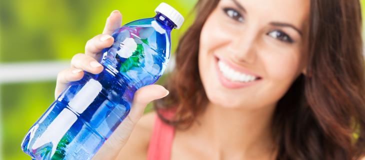 I 10 motivi per cui bere acqua fa bene