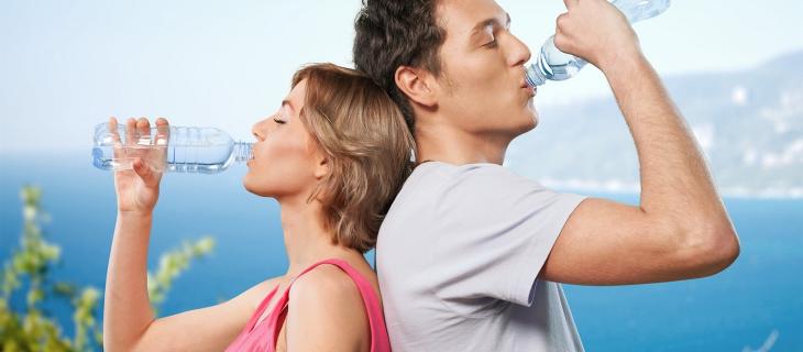 L’importanza di bere acqua per la salute dei capelli in estate 