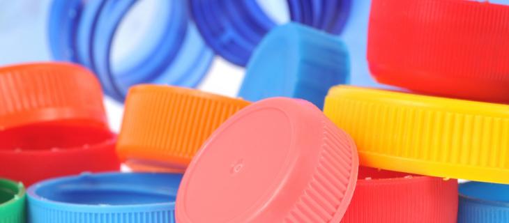 Riciclo delle bottiglie in plastica? Da oggi è meglio con il tappo