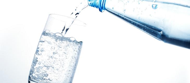 v Gli 8 importanti benefici dell'acqua minerale