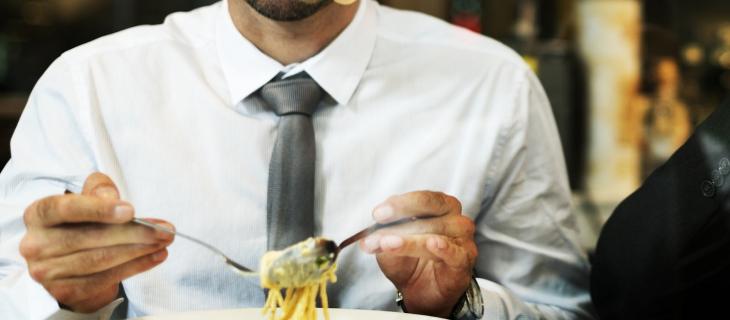 Gli uomini che mangiano soli sono a maggior rischio di obesità Gli uomini che mangiano soli sono a maggior rischio di obesità