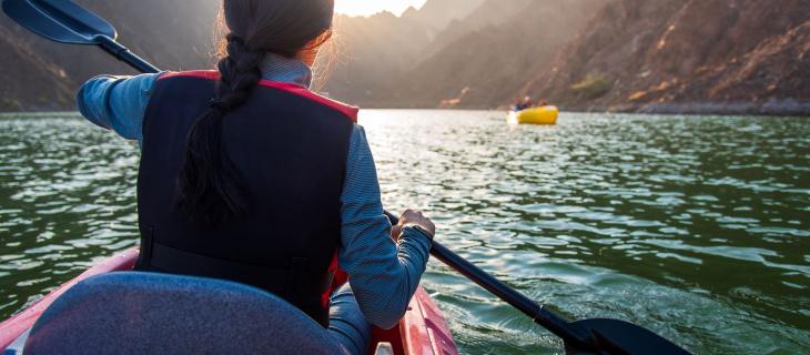Holly Budge, l’atleta con la paura dell’acqua che ha partecipato ad una competizione di corsa, kayak e bicicletta - In a Bottle Holly Budge, l’atleta con la paura dell’acqua che ha partecipato ad una competizione di corsa, kayak e bicicletta - In a Bottle