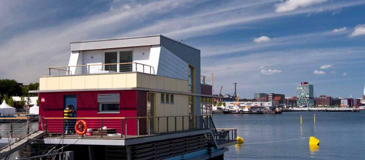 Dalla Francia all’Olanda, passando per l’Italia: ecco le Houseboat, la nuova frontiera del turismo acquatico - In a Bottle Dalla Francia all’Olanda, passando per l’Italia: ecco le Houseboat, la nuova frontiera del turismo acquatico - In a Bottle