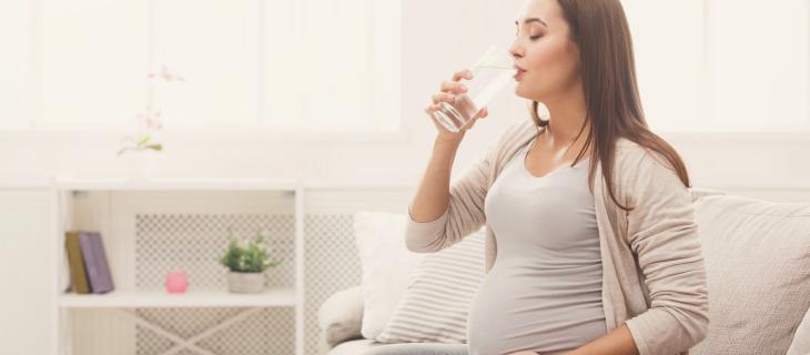 Idratazione in gravidanza: il legame tra maternità e acqua – In a Bottle Idratazione in gravidanza: il legame tra maternità e acqua – In a Bottle