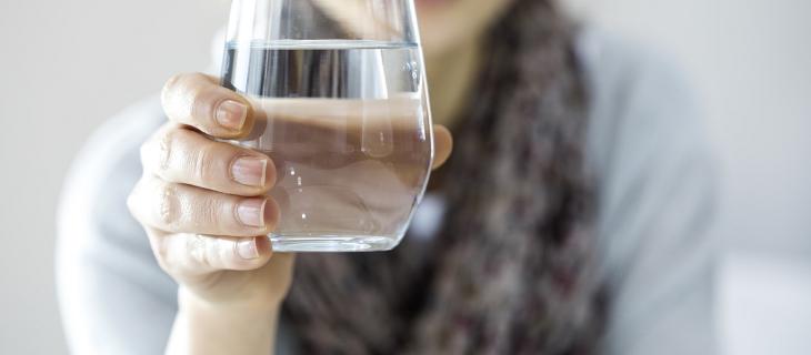 Quanta acqua bere al giorno: guida in base a peso, età e consigli OMS