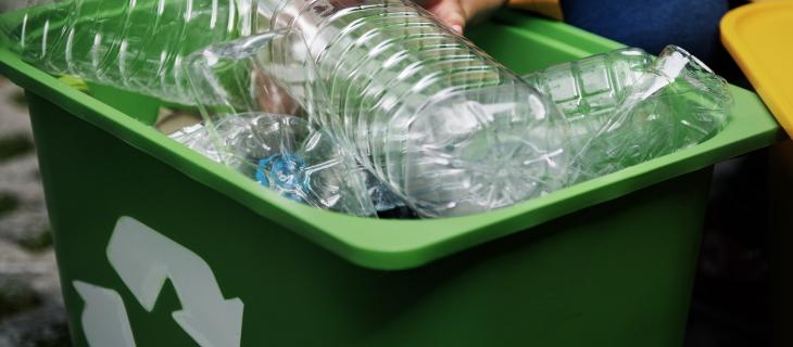 In India si costruiscono strade con i rifiuti di plastica In India si costruiscono strade con i rifiuti di plastica