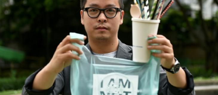 Kevin Kumala ha creato la bioplastica commestibile Kevin Kumala ha creato la bioplastica commestibile